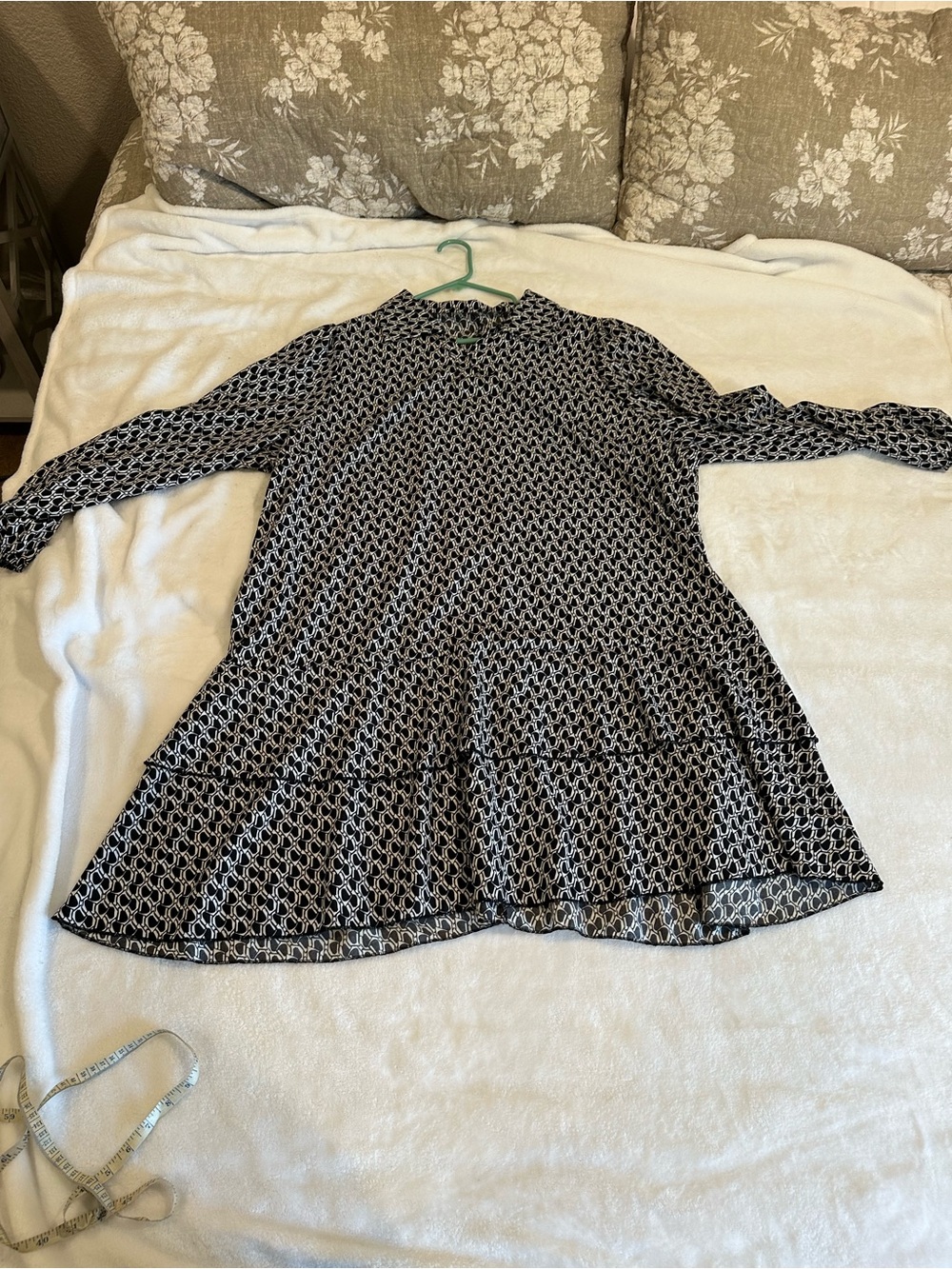 SHEIN Black & White Geometric Tiered Long-Sleeve Dress